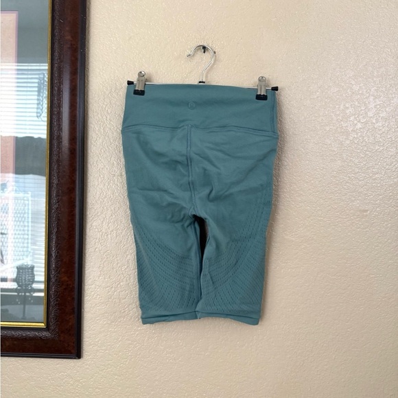Lululemon Reveal Shorts Size 6 - Picture 3 of 4
